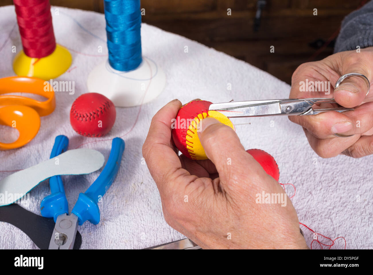 Les mains d'experts pour élaborer des boules de cuir sport pelote basque traditionnel Banque D'Images