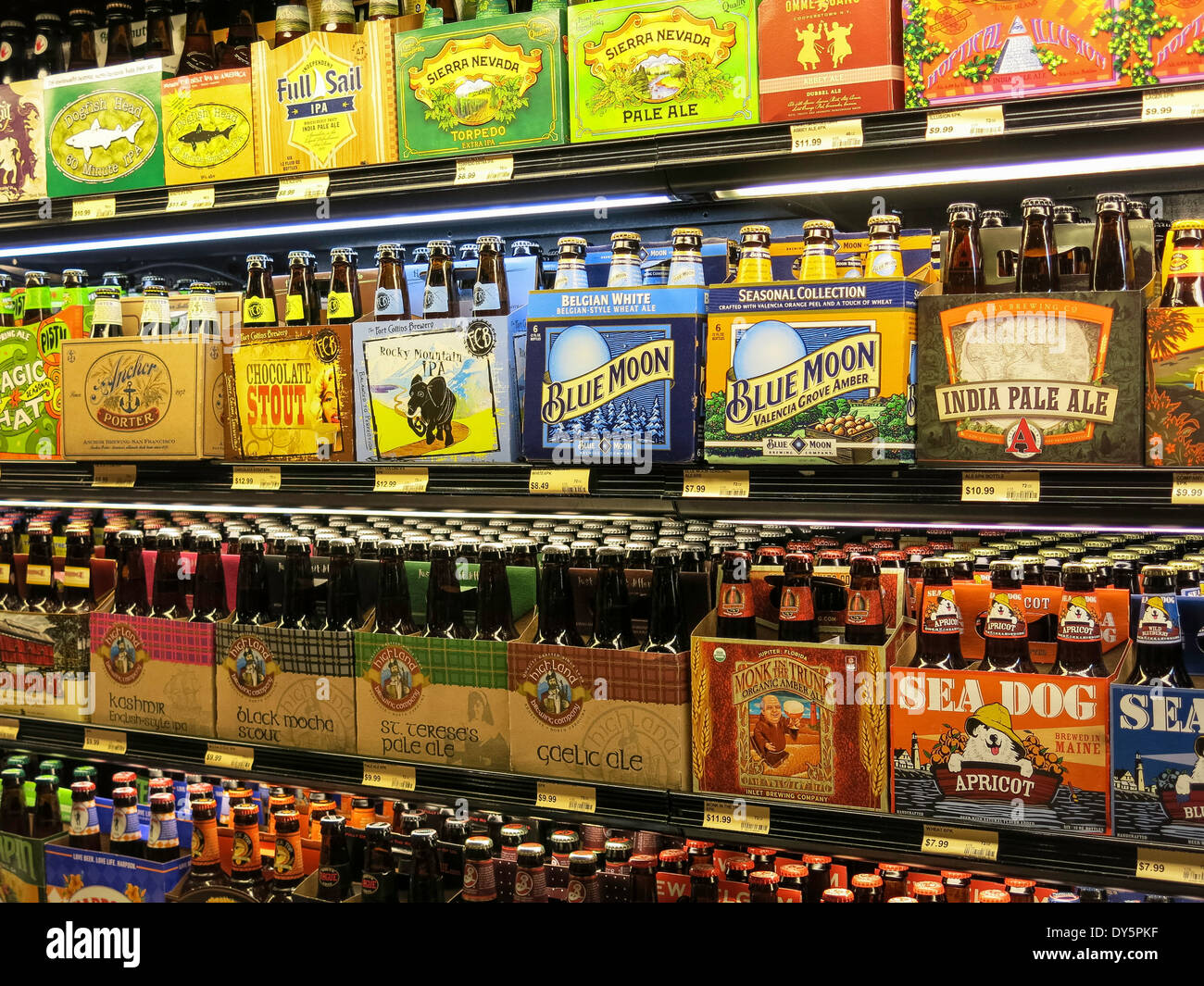 Six jeux de la bière artisanale, le marché du frais, à Tampa, Floride Banque D'Images