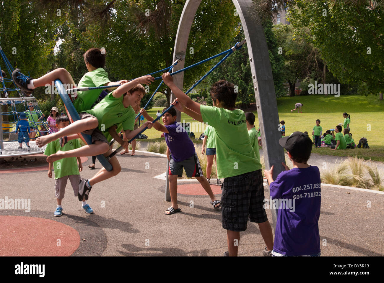 Enfants jouant sur des jeux pour enfants. Banque D'Images