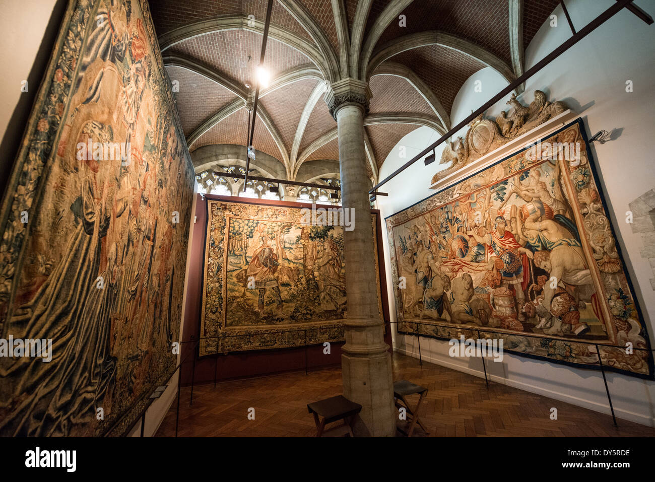 BRUXELLES, Belgique — des tapisseries baroques du XVIIe siècle exposées au Musée de la ville de Bruxelles démontrent la célèbre tradition de tissage de la ville. Ces textiles historiques, exposés dans la Maison du Roi, représentent l’âge d’or de la production de tapisseries bruxelloises. Les tentures murales de l'époque baroque mettent en valeur le savoir-faire sophistiqué qui a fait de Bruxelles un centre de référence des arts textiles européens Banque D'Images