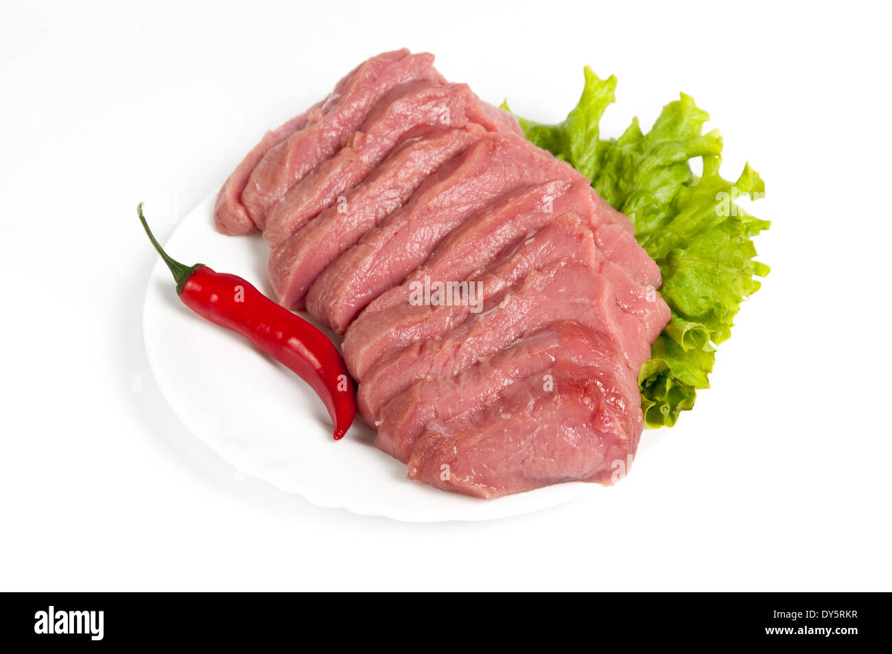 Tartare de boeuf frais sur fond blanc Banque D'Images