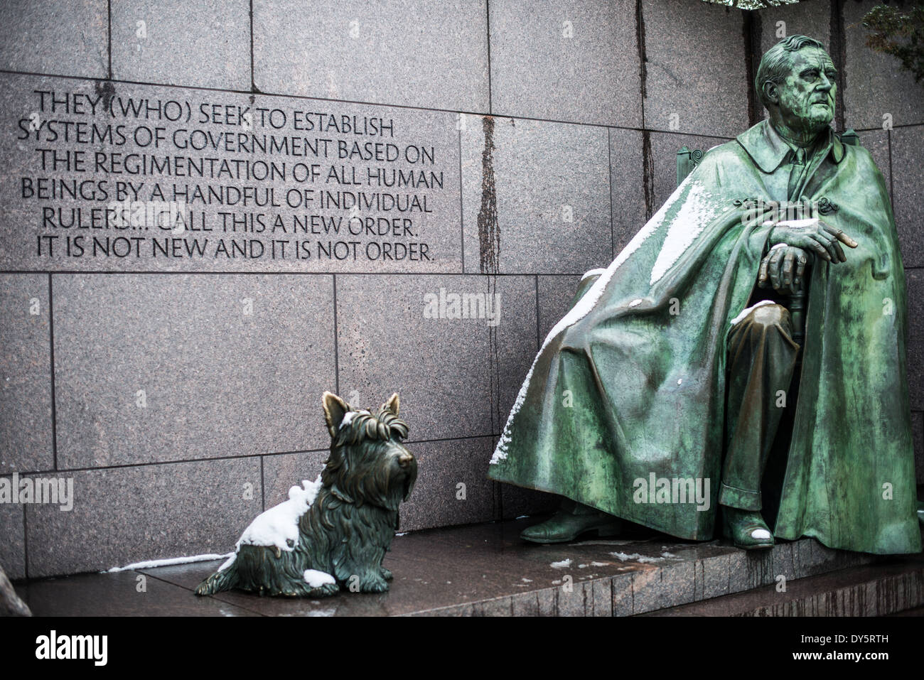 WASHINGTON DC, États-Unis — la statue de bronze du président Franklin Delano Roosevelt se trouve dans le Mémorial du FDR, le représentant assis et drapé dans une cape avec son terrier écossais bien-aimé Fala à ses pieds. Située le long de la rive ouest du bassin des marées, cette section fait partie du plus grand complexe commémoratif conçu par Lawrence Halprin et inauguré en 1997. La statue, créée par le sculpteur Neil Estern, reflète Roosevelt tel qu'il apparaissait pendant sa présidence, marquant la première représentation d'un président américain en fauteuil roulant. Banque D'Images