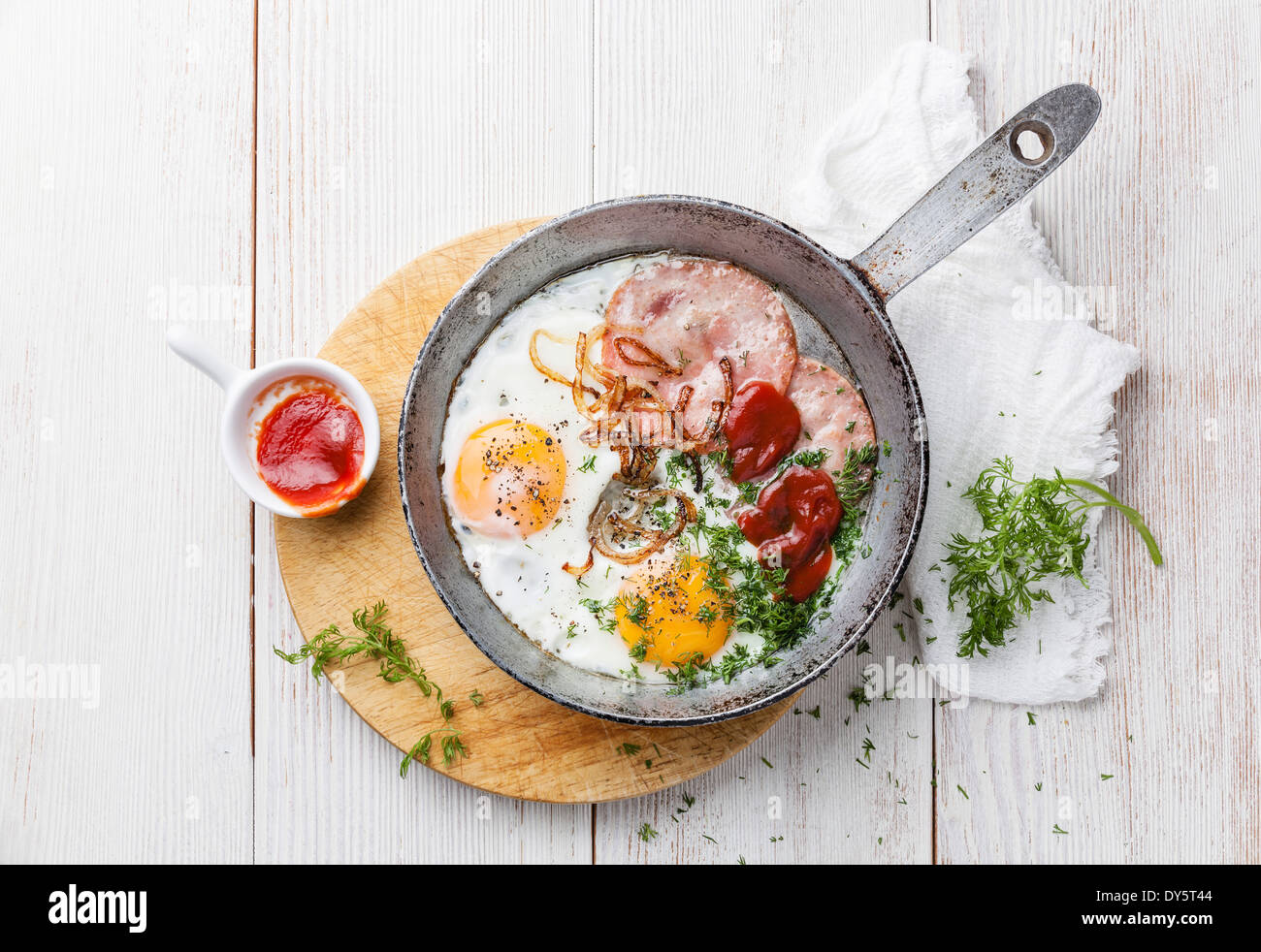 Le petit-déjeuner avec des œufs et des saucisses sur pan Banque D'Images