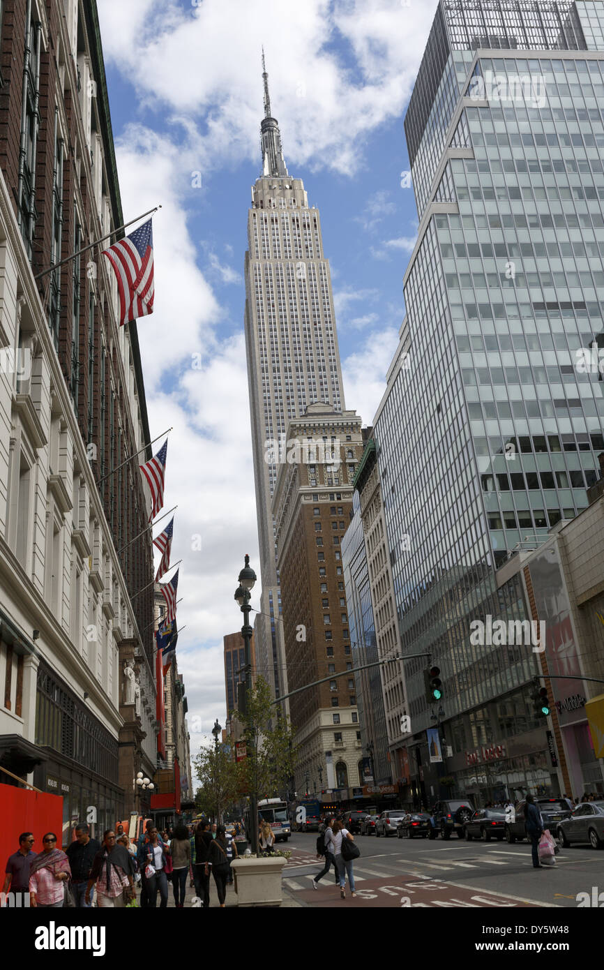 Des drapeaux américains sur du grand magasin Macy's et de l'Empire State Building, New York USA United States Banque D'Images