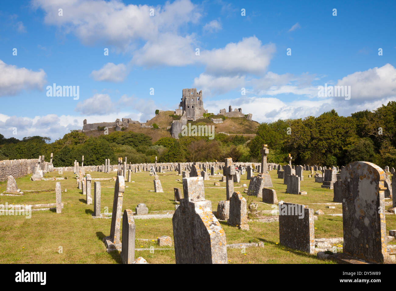 Vue sur château de Corfe du cimetière Banque D'Images