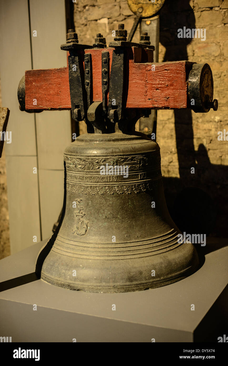 BRUGES, Belgique — des cloches historiques du carillon du Beffroi sont exposées dans une exposition éducative documentant le patrimoine musical de la tour. L'exposition présente des exemples d'artisanat de moulage de cloches couvrant plusieurs siècles, y compris les cloches historiques Dumery des années 1740 Ces artefacts aident à raconter l'histoire de la tradition du carillon et de la technologie de fabrication de cloches de Bruges. Banque D'Images