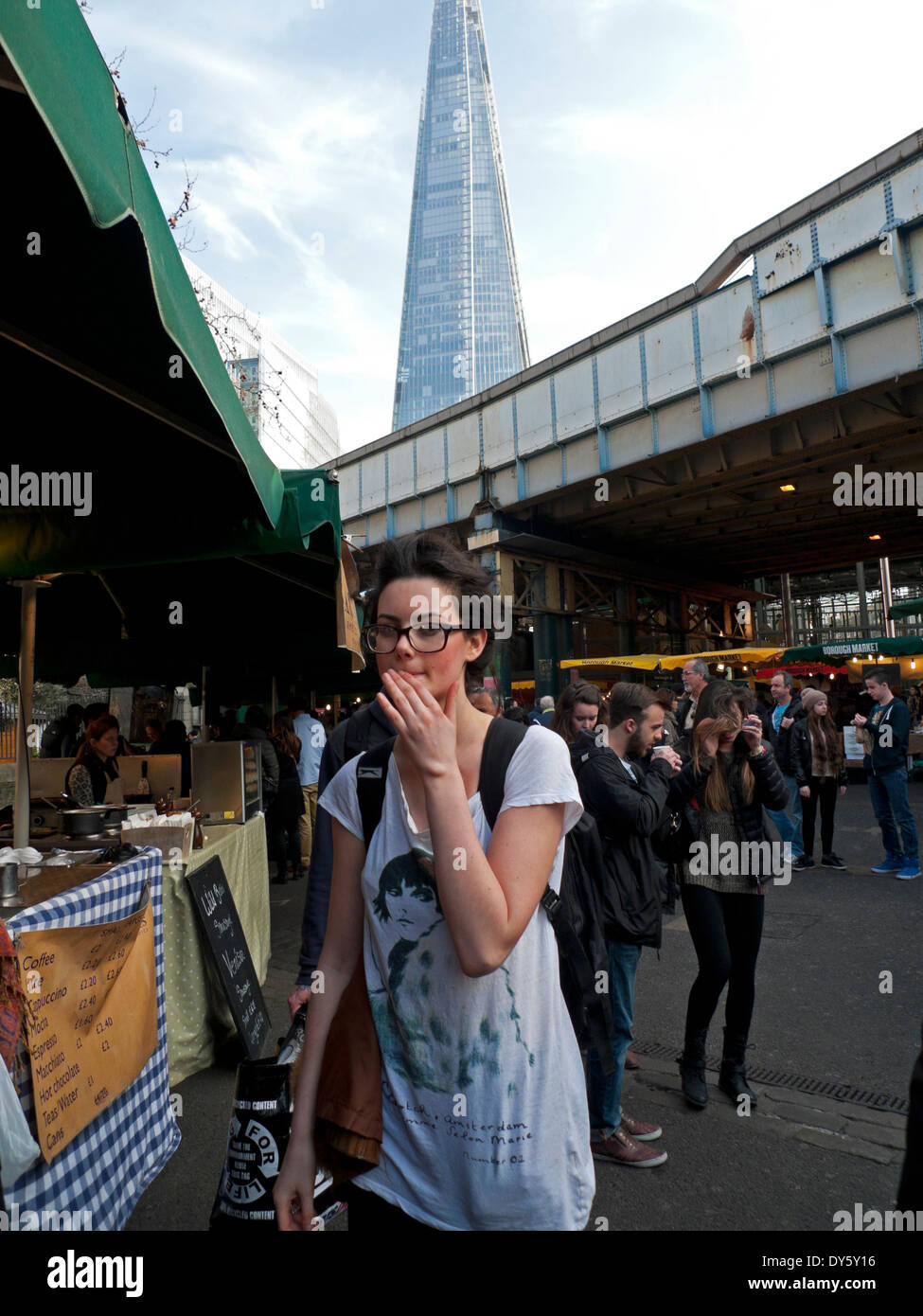 Young woman walking cours des stands de nourriture à travers la zone de plein air de Borough Market, London Bridge, London, UK KATHY DEWITT Banque D'Images