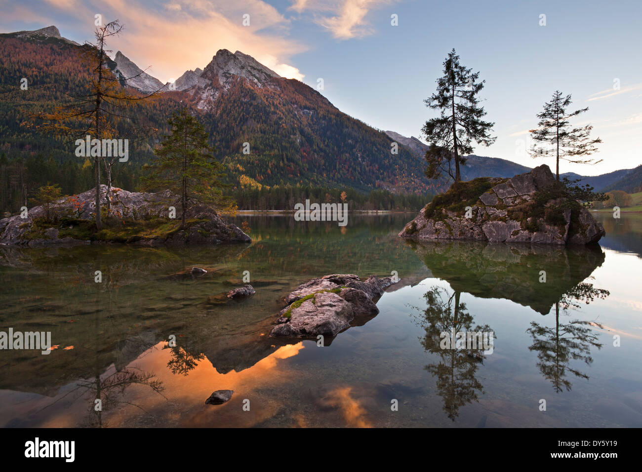 Vue sur le lac Hintersee sur Hochkalter en soirée, Ramsau, région de Berchtesgaden, le parc national de Berchtesgaden, Upper Bavari Banque D'Images