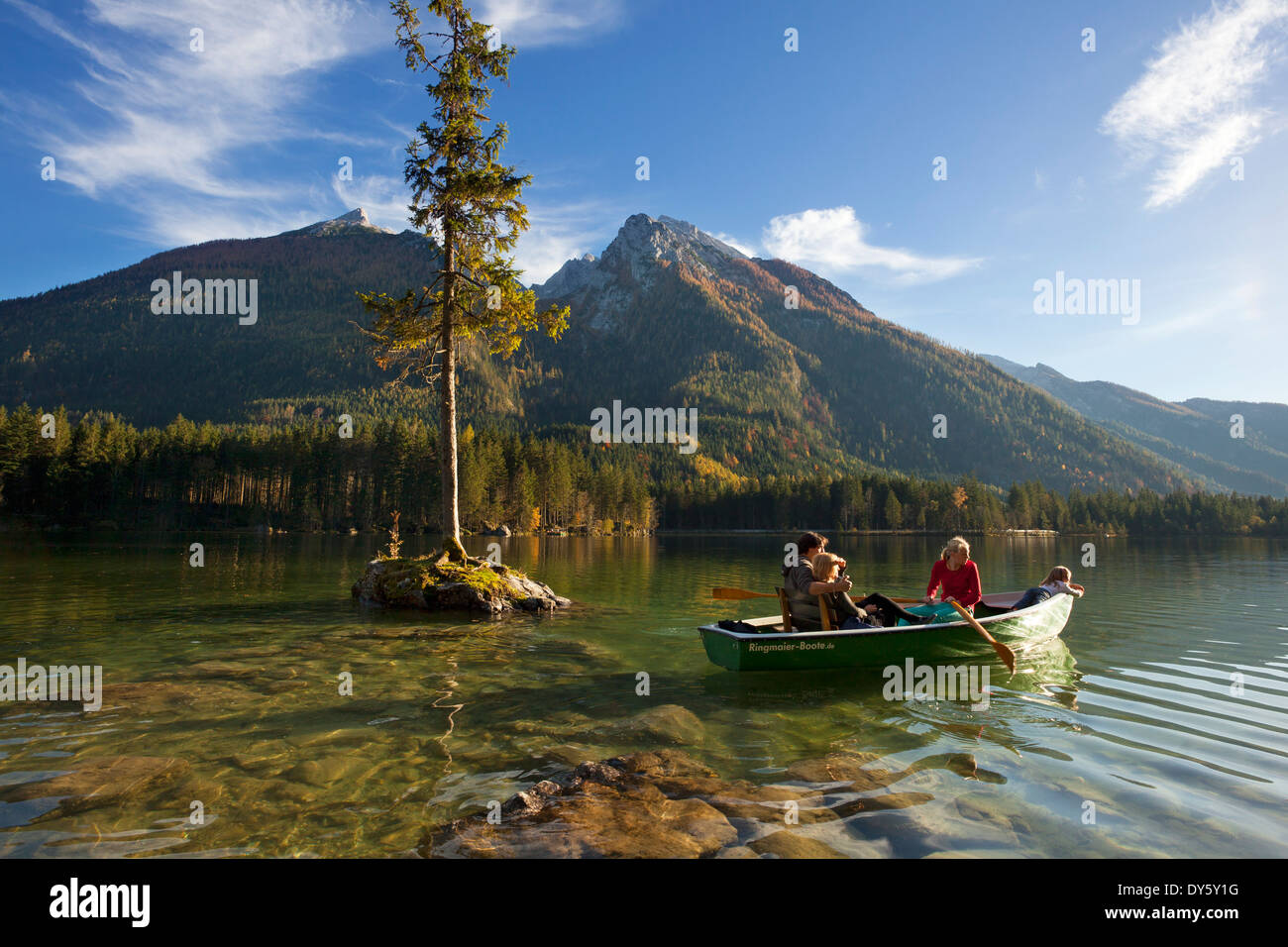 Les gens en bateau sur le lac Hintersee, vue sur Hochkalter, Ramsau, région de Berchtesgaden, le parc national de Berchtesgaden, Haute-Bavière Banque D'Images