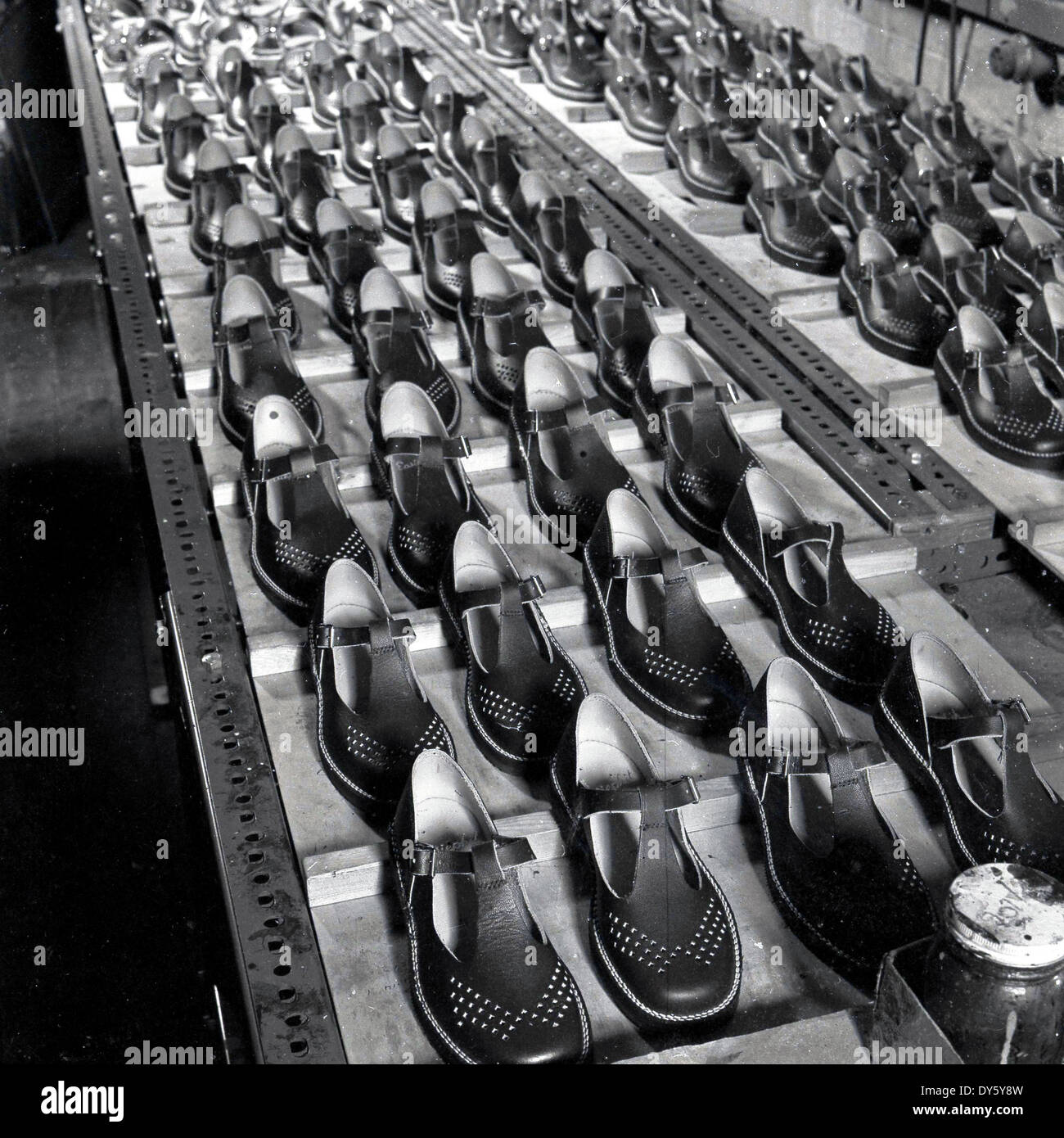 1950s. Historique, rangées de chaussures en cuir fini, sandales de sexe féminin à Glenfield & District Co-operative Services Ltd, une entreprise de fabrication de chaussures et de bottes basée à Progress Works, Glenfield, Leicester, Angleterre, Royaume-Uni. Banque D'Images