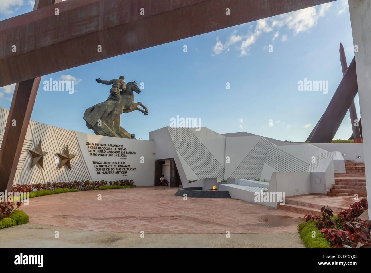 Mémorial des martyrs de la flamme éternelle et Antonio Maceo statue équestre, Place de la Révolution, Santiago, Cuba, Antilles, Caraïbes Banque D'Images