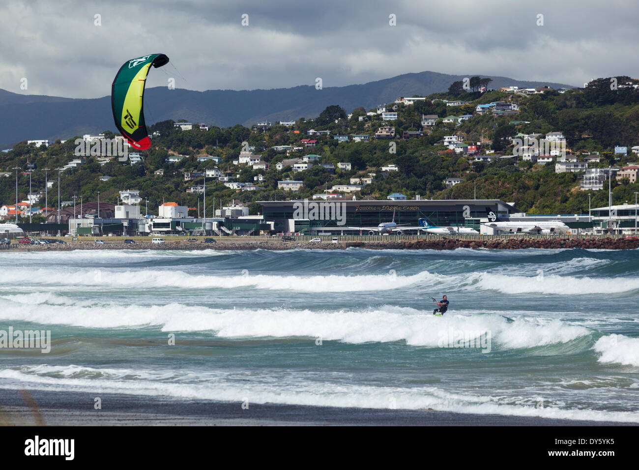 Kite surfer avec en arrière-plan de l'aéroport, Lyall Bay, Wellington, Île du Nord, Nouvelle-Zélande, Pacifique Banque D'Images