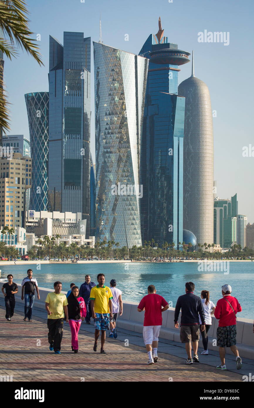 Nouvelle ligne d'horizon de la baie ouest du quartier financier du Centre de Doha, au Qatar, au Moyen-Orient Banque D'Images