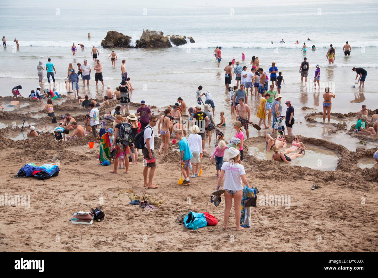 Les personnes à l'eau chaude, la plage de Hahei, péninsule de Coromandel, Waikato, île du Nord, Nouvelle-Zélande, Pacifique Banque D'Images