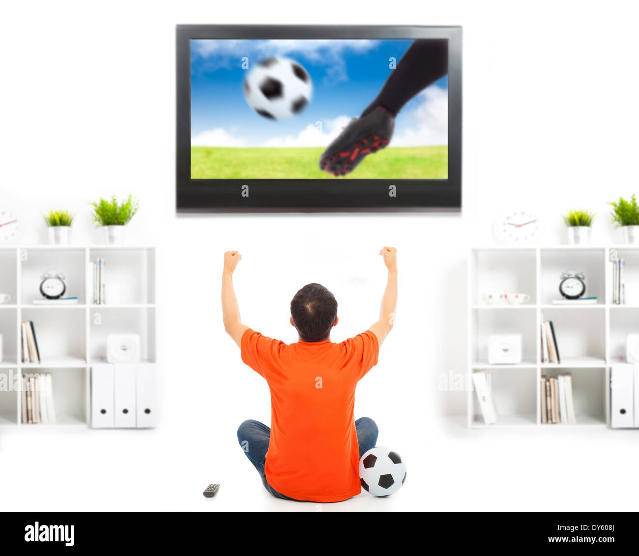 Regarder le soccer fan heureux jeu et mains levées Banque D'Images