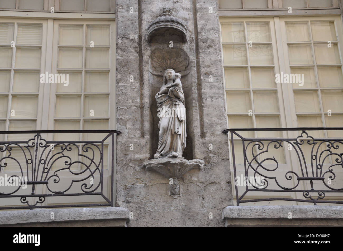 Statue en pierre de Vierge Marie et Jésus est un mur d'un bâtiment à Avignon, France. Banque D'Images