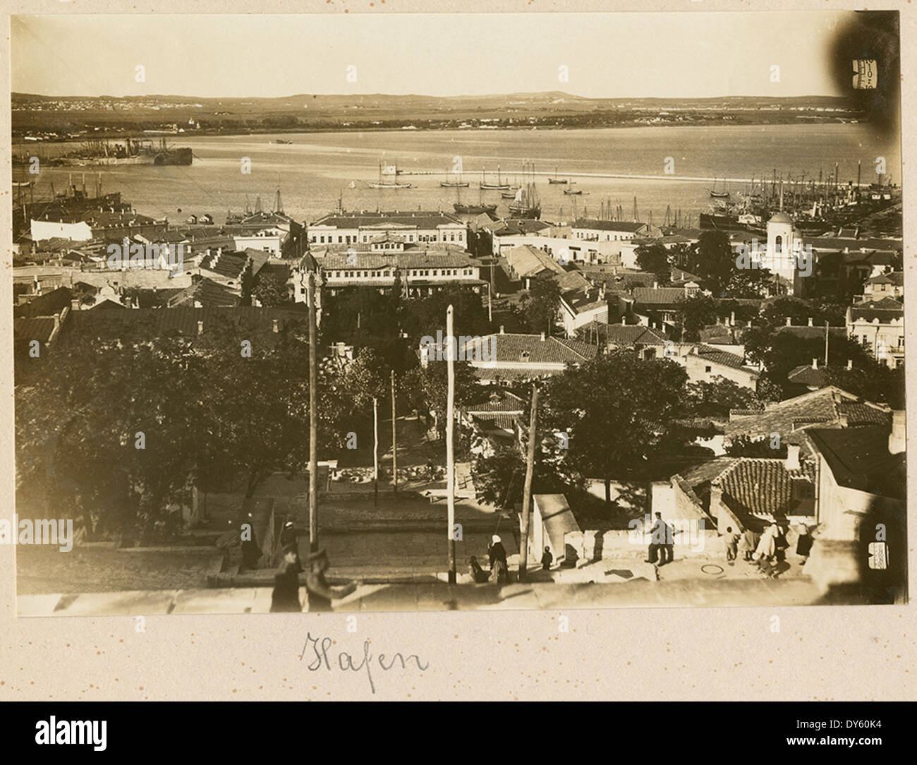 Les vues aériennes des paysages urbains de Hafen en Crimée pendant la première Guerre mondiale montrent les ports et le personnel militaire stationnés dans la région. Les forces allemandes occupèrent des parties de la Crimée, soulignant l'importance stratégique des ports pendant la guerre. Banque D'Images