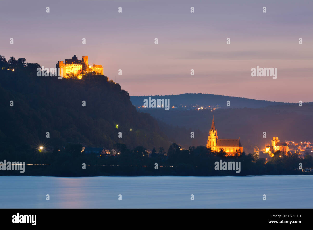 Château Schoenburg et Liebfrauenkirche, Oberwesel, Rhin, Rhénanie-Palatinat, Allemagne Banque D'Images