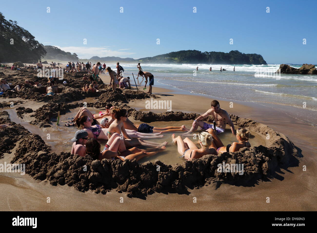 Les touristes en relaxant hot pools creusées sur beach, plage de Hot Water, péninsule de Coromandel, Waikato, île du Nord, Nouvelle-Zélande, Pacifique Banque D'Images
