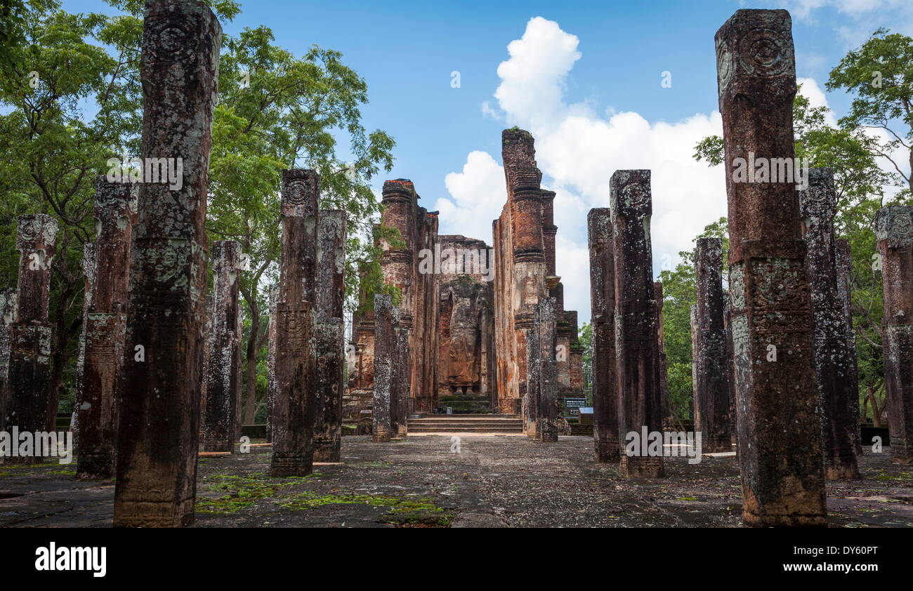 Des colonnes verticales, le Kiri Vihara Buddhist Temple ruins, Polonnaruwa, Site du patrimoine mondial de l'UNESCO, le Sri Lanka, l'Asie Banque D'Images