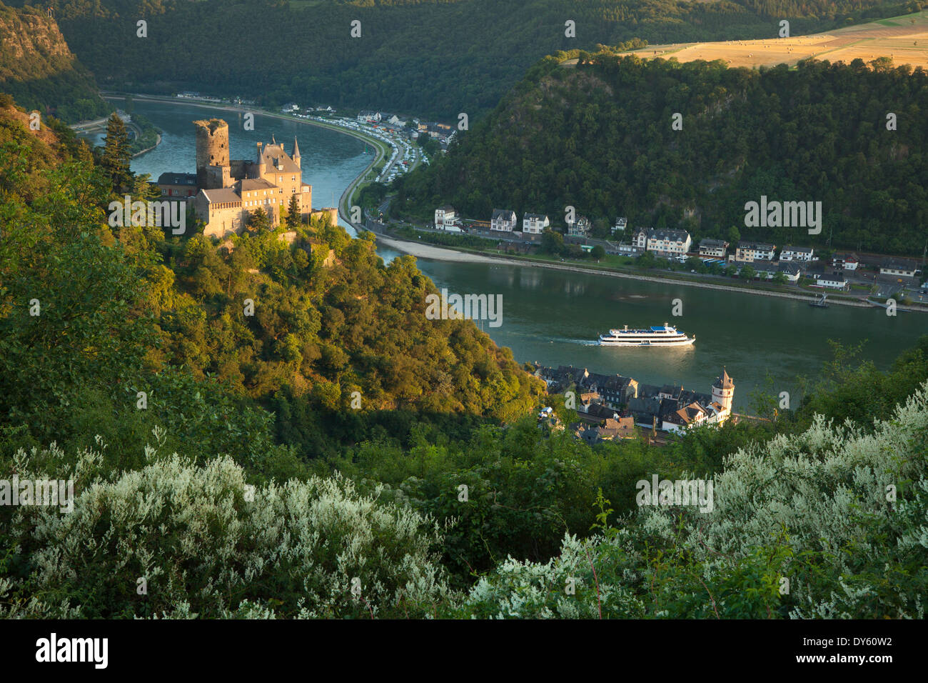 Bateau d'excursion à St Goarshausen avec château Katz, du patrimoine culturel mondial de l'Unesco, Rhin, Rhénanie-Palatinat, Allemagne Banque D'Images