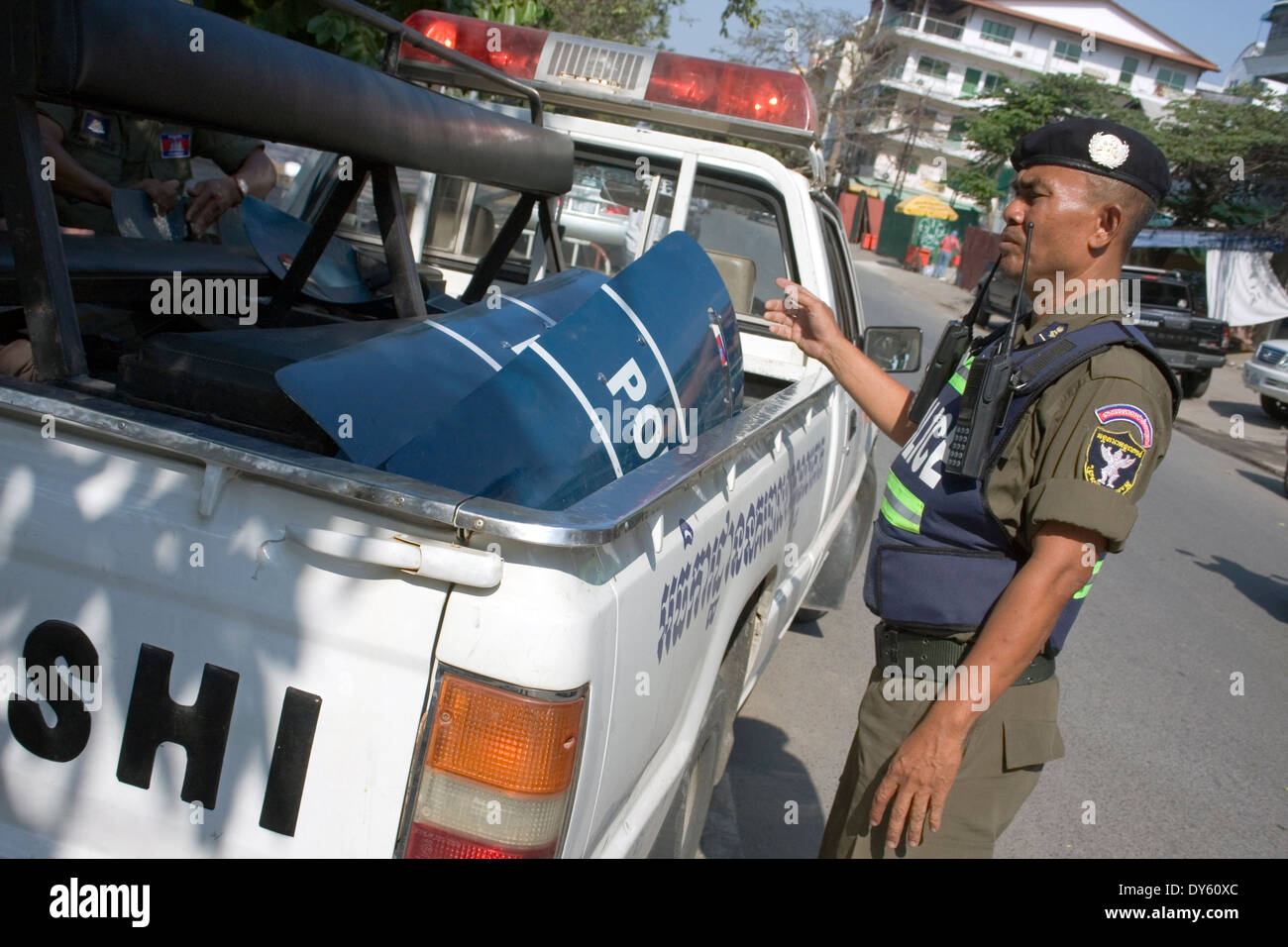 Un agent de la police militaire est en train de charger une camionnette avec boucliers antiémeutes à Freedom Park à Phnom Penh, Cambodge. Banque D'Images