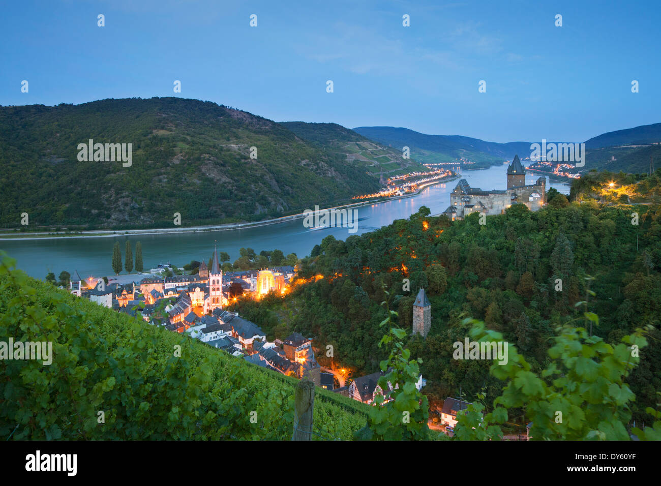 Vue depuis le vignoble de Château Stahleck Bacharach avec, Rhin, Rhénanie-Palatinat, Allemagne Banque D'Images