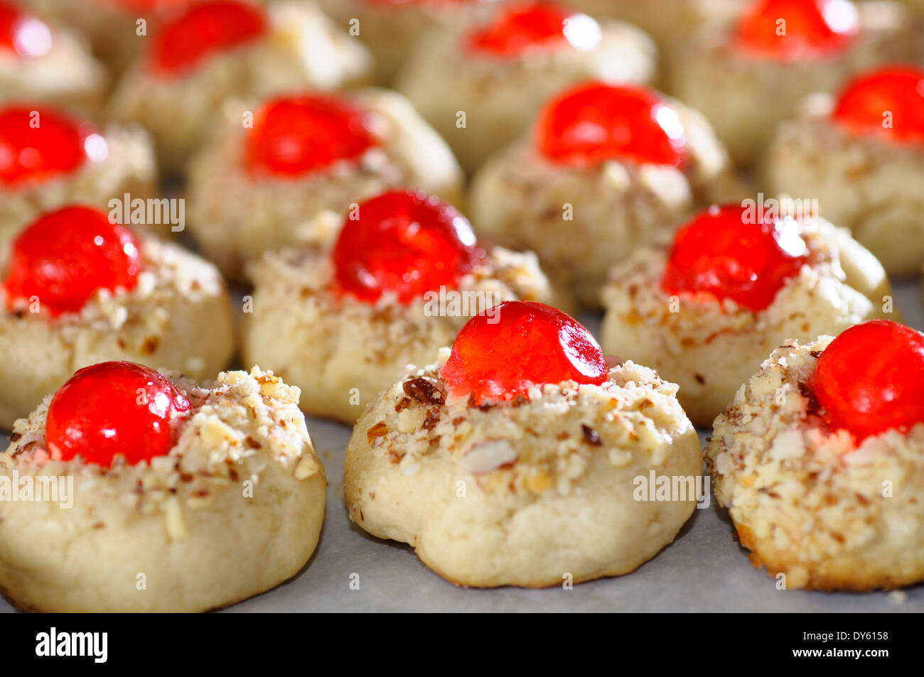 Cherry surmontée Biscuits des Fêtes. Banque D'Images