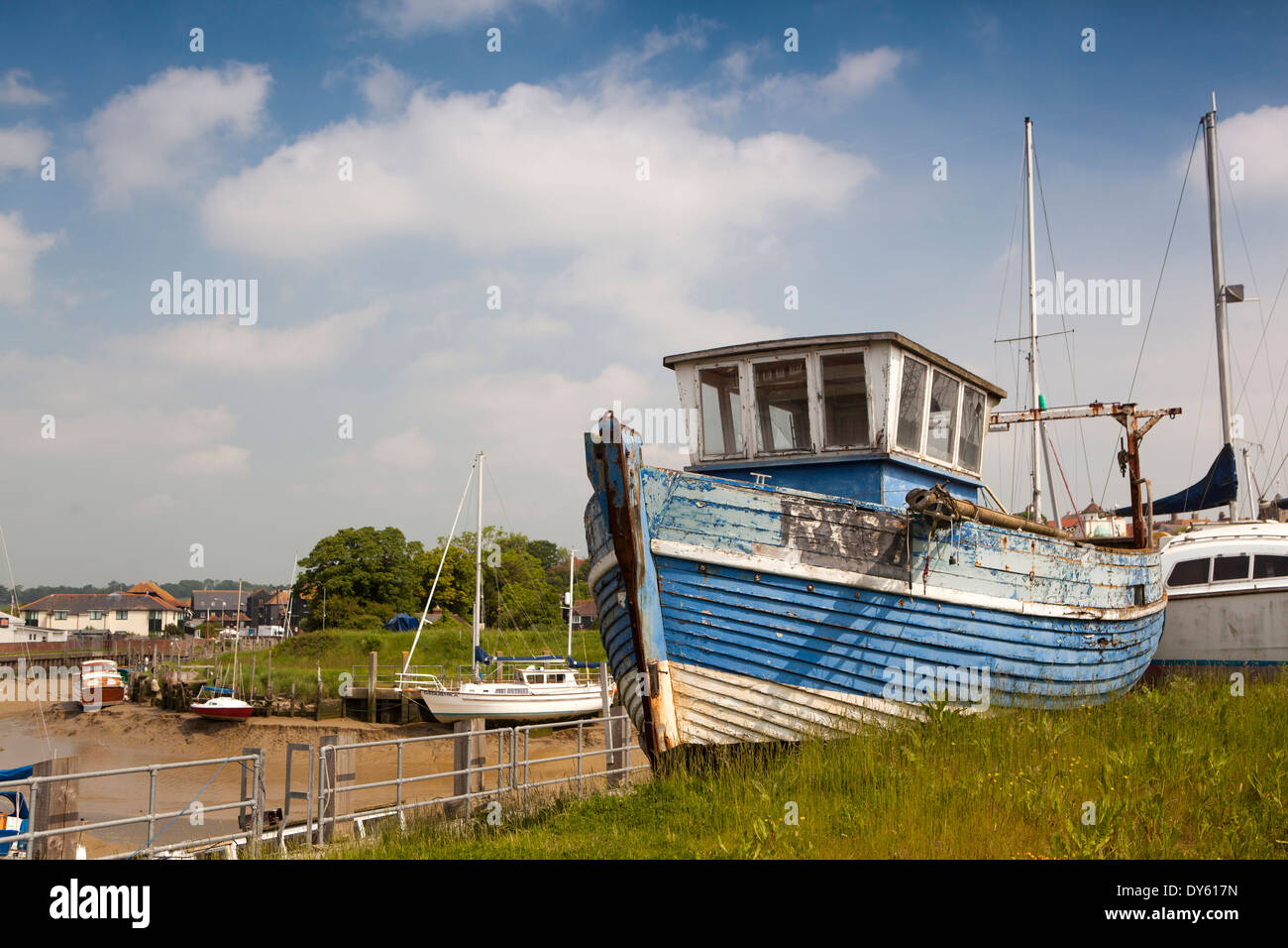 East Sussex, du seigle, de l'ancien bateau de pêche bleu et blanc sec et élevé au-dessus de Rother River Banque D'Images