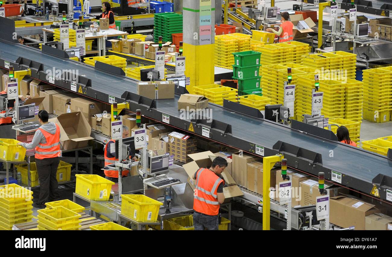Leipzig, Allemagne. Mar 26, 2014. Vue de l'intérieur de l'emballage de l'amazone niveau centre logistique à Leipzig, Allemagne, 26 mars 2014. Amazon est l'une des principales entreprises de commerce électronique basée à Seattle, État de Washington, États-Unis. Photo : Peter Endig/dpa/Alamy Live News Banque D'Images