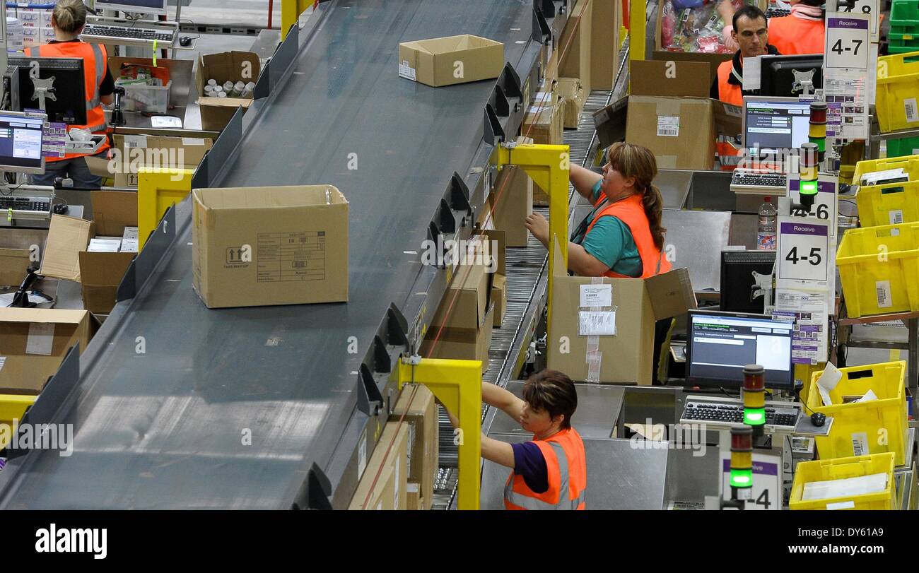 Leipzig, Allemagne. Mar 26, 2014. Vue de l'intérieur de l'emballage de l'amazone niveau centre logistique à Leipzig, Allemagne, 26 mars 2014. Amazon est l'une des principales entreprises de commerce électronique basée à Seattle, État de Washington, États-Unis. Photo : Peter Endig/dpa/Alamy Live News Banque D'Images