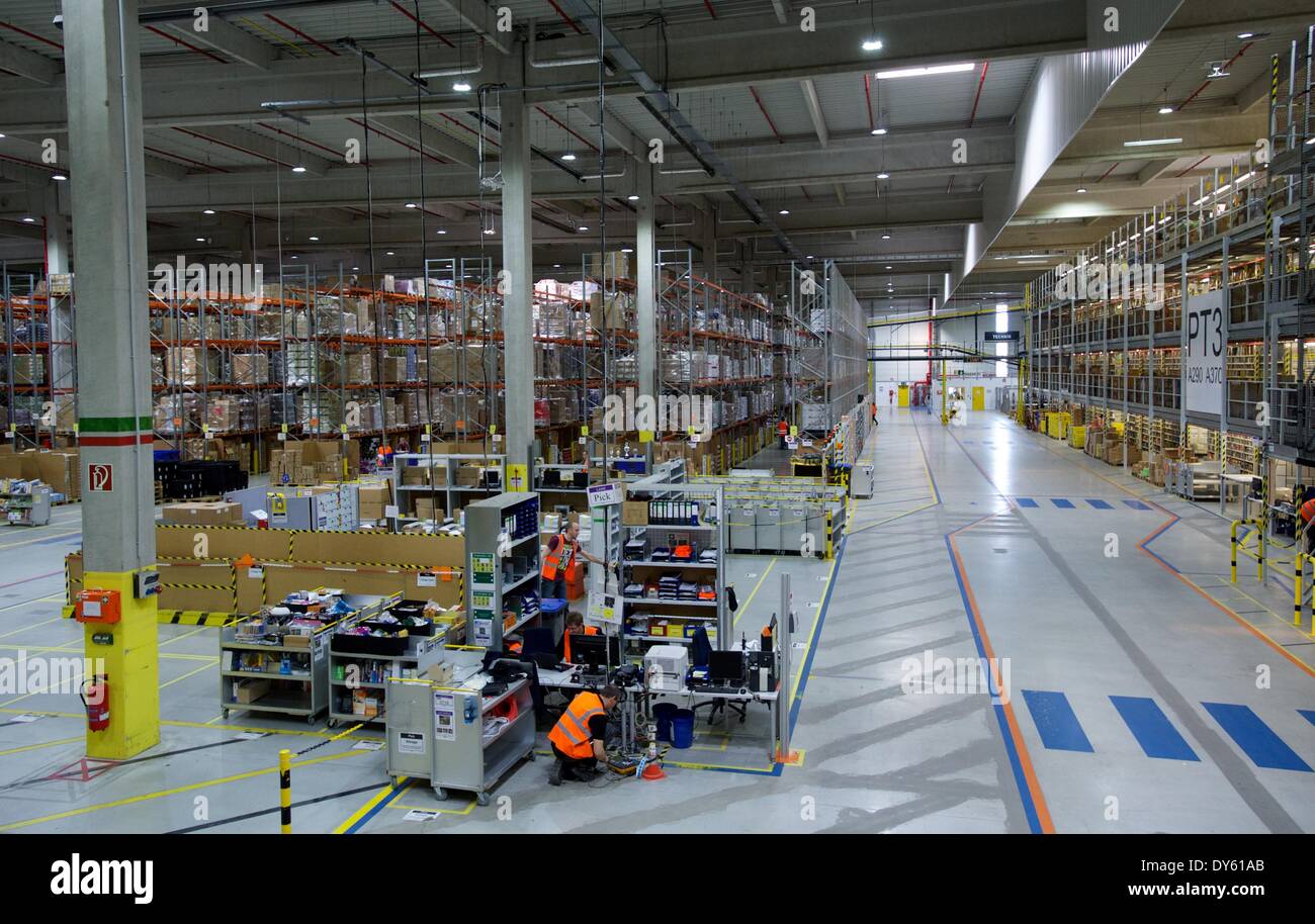 Leipzig, Allemagne. Mar 26, 2014. Vue de l'intérieur de la salle du centre logistique d'Amazon à Leipzig, Allemagne, 26 mars 2014. Amazon est l'une des principales entreprises de commerce électronique basée à Seattle, État de Washington, États-Unis. Photo : Peter Endig/dpa/Alamy Live News Banque D'Images