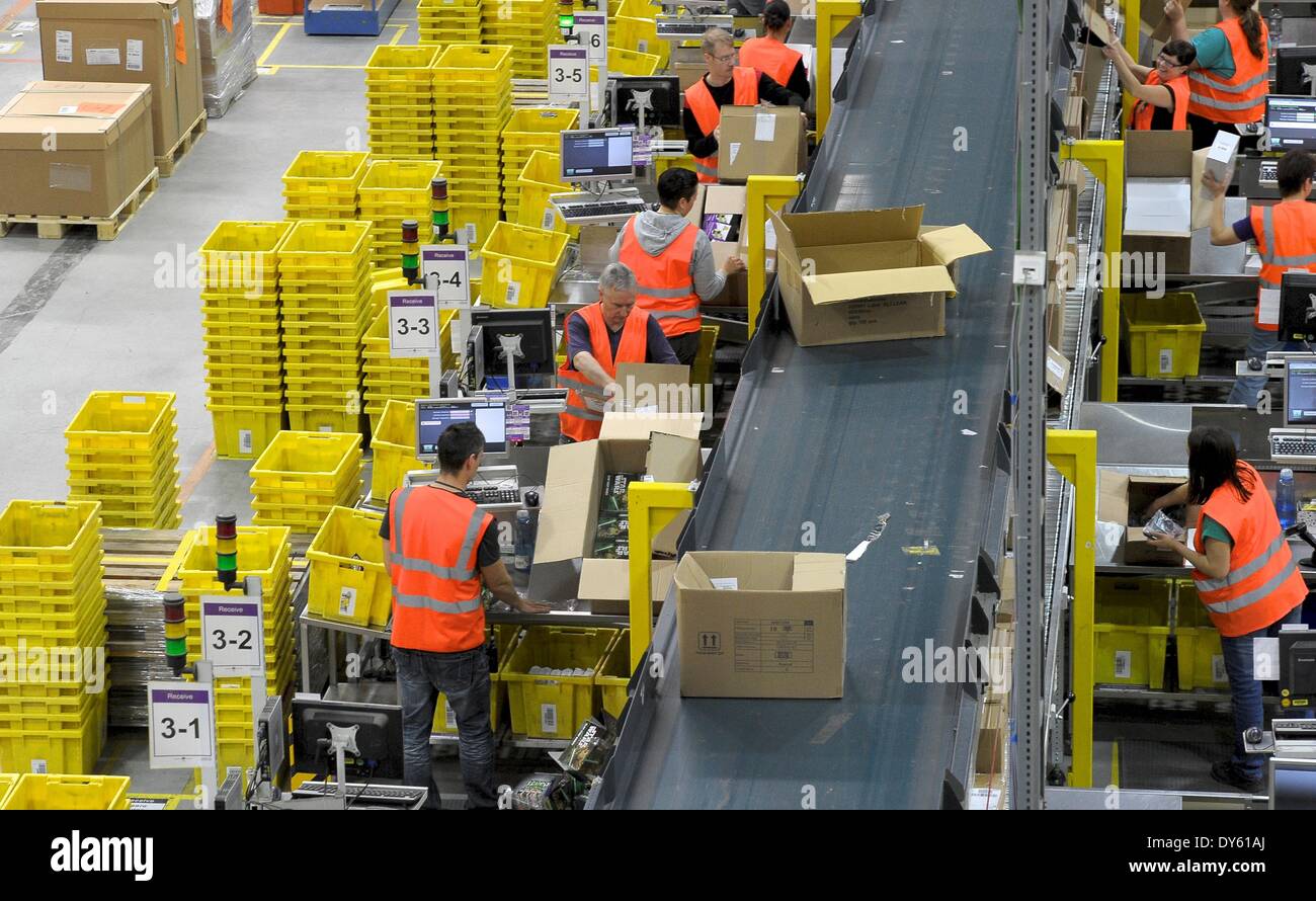 Leipzig, Allemagne. Mar 26, 2014. Vue de l'intérieur de l'emballage de l'amazone niveau centre logistique à Leipzig, Allemagne, 26 mars 2014. Amazon est l'une des principales entreprises de commerce électronique basée à Seattle, État de Washington, États-Unis. Photo : Peter Endig/dpa/Alamy Live News Banque D'Images