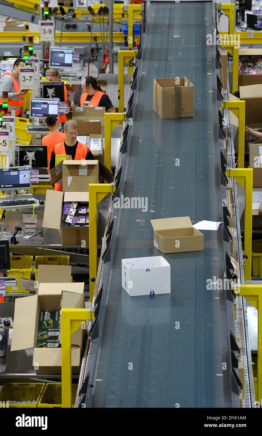 Leipzig, Allemagne. Mar 26, 2014. Vue de l'intérieur de l'emballage de l'amazone niveau centre logistique à Leipzig, Allemagne, 26 mars 2014. Amazon est l'une des principales entreprises de commerce électronique basée à Seattle, État de Washington, États-Unis. Photo : Peter Endig/dpa/Alamy Live News Banque D'Images