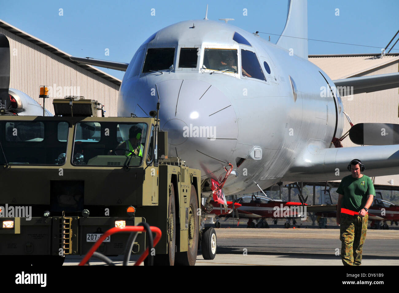 Perth, Australie. 8Th apr 2014. Un avion Orion se prépare à décoller de la base aérienne de Bullsbrook Pearce, au nord de Perth, Australie, le 8 avril 2014. Recherche : chasse les dirigeants du vol MH370 a dit mardi qu'il n'y a pas à bord du navire submersible australienne "Ocean Shield" seraient déployés à moins que le navire détecte plus crédible. Credit : Yan Hao/Xinhua/Alamy Live News Banque D'Images