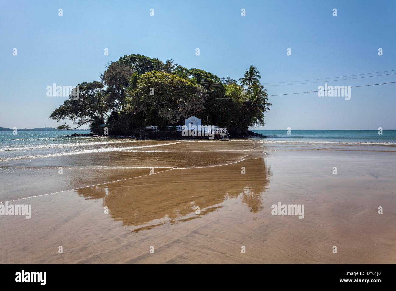 Taprobane Island à marée basse, Weligama, au Sri Lanka, de l'Océan Indien, l'Asie Banque D'Images