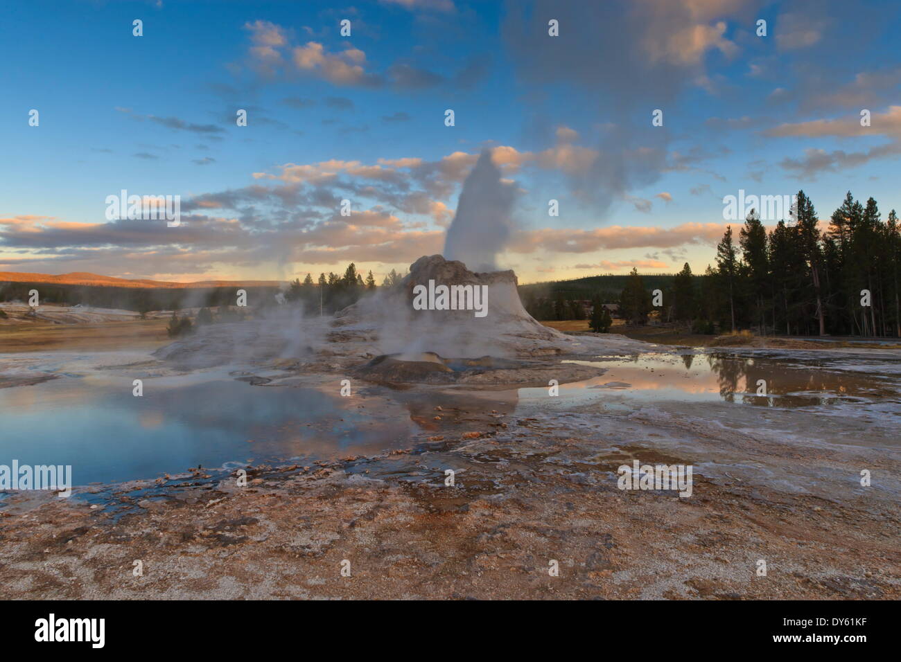 Castle Geyser au coucher du soleil, Upper Geyser Basin, Parc National de Yellowstone, Site de l'UNESCO, Wyoming, USA Banque D'Images