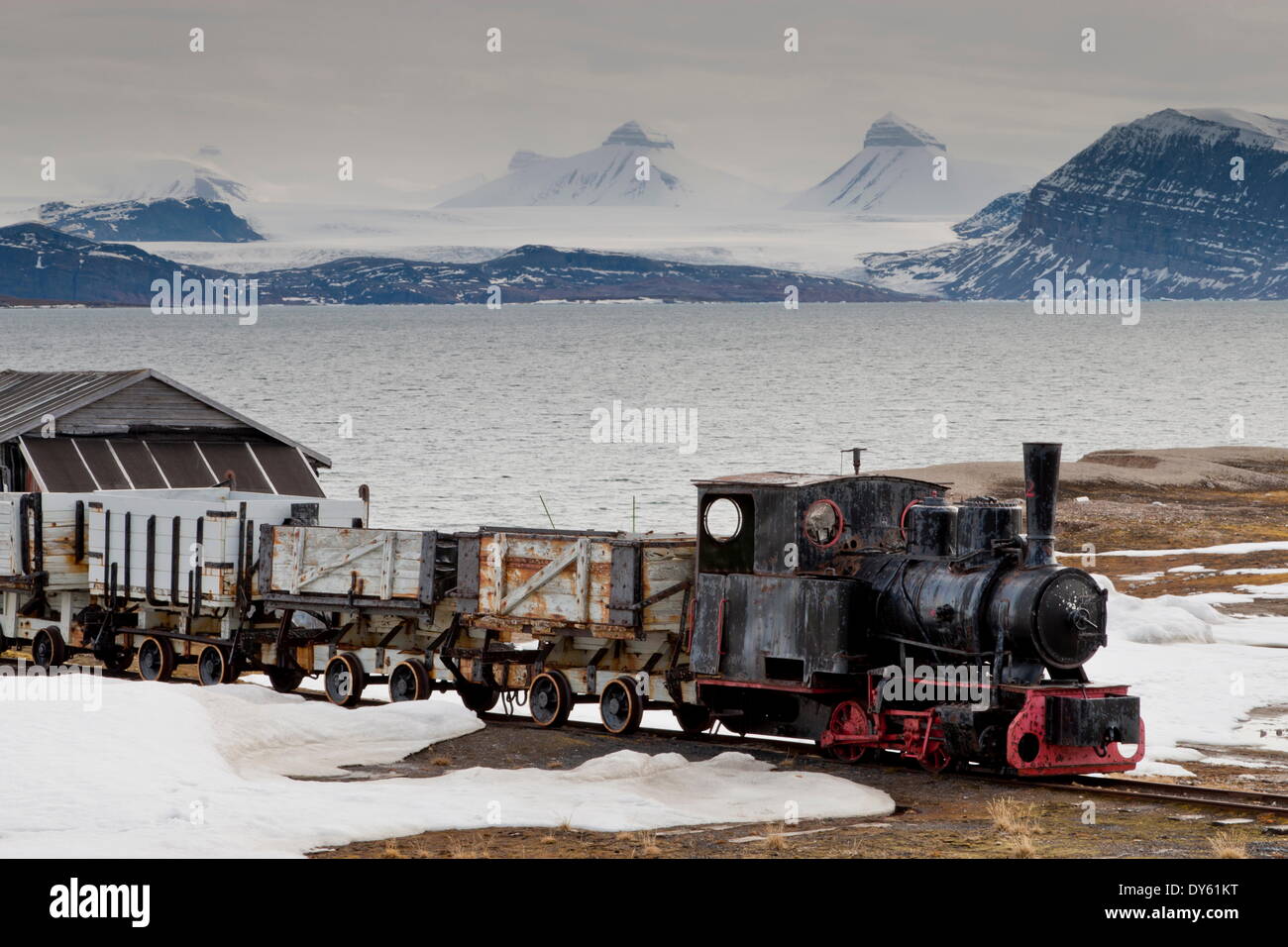 Vieux train de charbon avec snow, fjord et montagnes, Ny Alesund, Spitzberg (Svalbard), l'Arctique, Norway, Scandinavia, Europe Banque D'Images