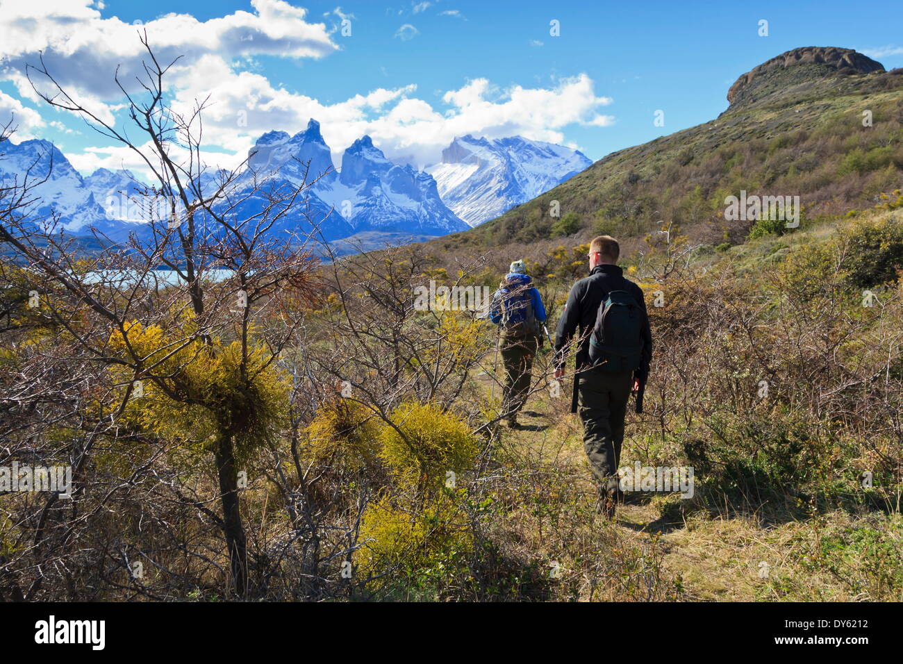 Les randonneurs à pied de Condor Vista Point, Lago Pehoe et Torres del Paine, Parc National Torres del Paine, Patagonie, Chili Banque D'Images