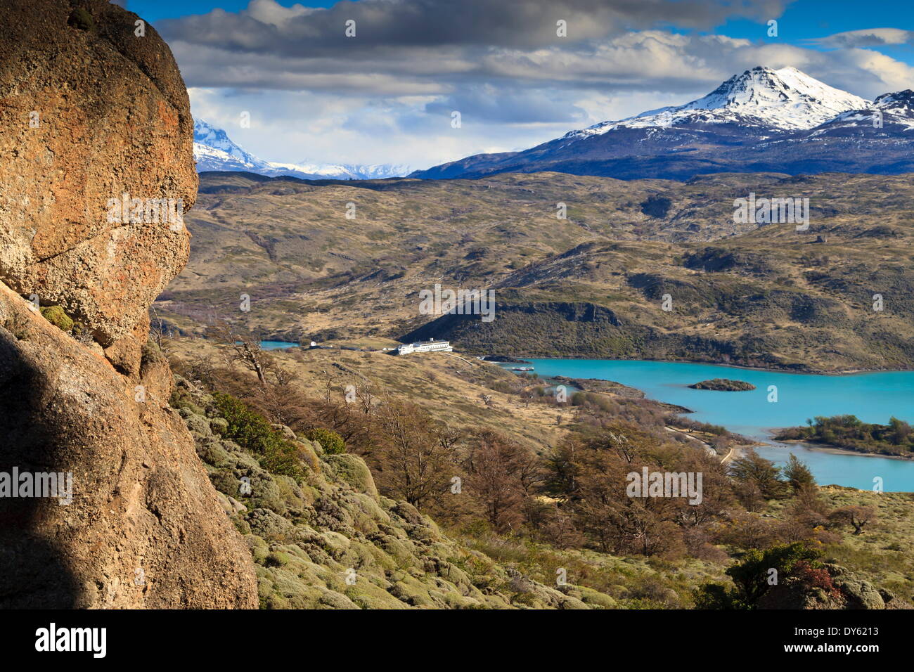 Hôtel Explora Salto Chico sur Lago Pehoe, d'une méthode à Condor Vista Point, parc national Torres del Paine, Patagonie, Chili Banque D'Images