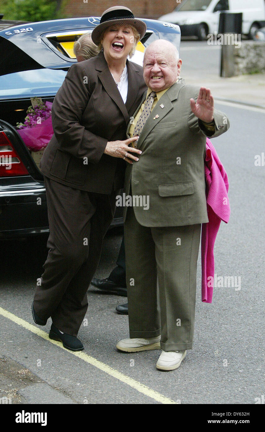 Mickey Rooney et sa femme dans le nord de Londres sur la photo mai 2006. Crédit : JACK LUDLAM/Alamy Live News Banque D'Images