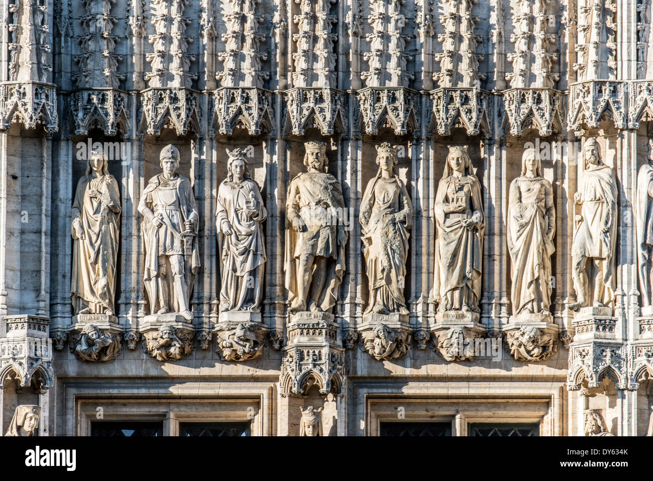 BRUXELLES, Belgique — des statues ornent l'extérieur de l'hôtel de ville gothique de Bruxelles sur la Grand-place, un site classé au patrimoine mondial de l'UNESCO. Cette place pavée, bordée de bâtiments historiques élaborés, est la principale attraction touristique au cœur de Bruxelles. Banque D'Images