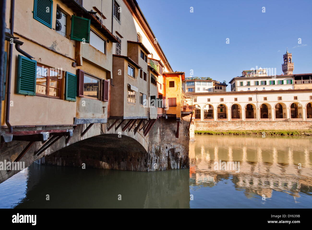 Le Ponte Vecchio est un vieux pont médiéval dans le centre historique de Florence sur l'Arno, Florence, Toscane, Italie Banque D'Images