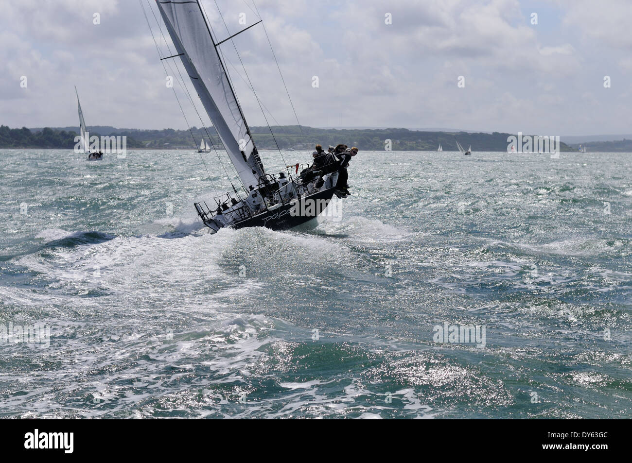 Ocean Racing yacht de prendre un tournant dramatique dans le Solent Banque D'Images