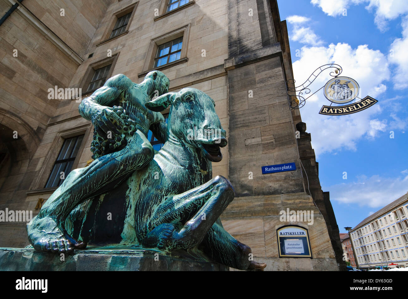 Nouvel hôtel de ville avec la sculpture de Bacchus à cheval sur un âne ivre par Georg Wrba, Dresde, Saxe, Allemagne Banque D'Images