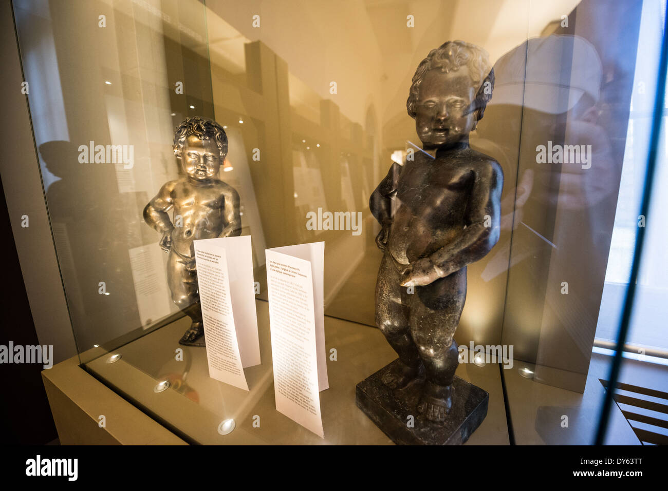 Musée de la statue du Manneken Pis de la ville de Bruxelles Bruxelles Belgique / BRUXELLES, Belgique — le musée de la ville de Bruxelles conserve la statue originale du Manneken Pis derrière une vitrine. Le sculpteur Brabant Jérôme Duquesnoy l'ancien a coulé la figure de bronze - un peu moins de 22 pouces (55,5 cm) de haut - en 1619 pour servir de fontaine d'eau publique, bien qu'un prédécesseur en pierre desservant le réseau d'eau de la ville soit documenté dès 1451. À la suite d'un vol en 1965 dans lequel la statue a été cassée en deux, récupérée et soudée ensemble - laissant une couture visible sous les genoux - la ville a déplacé le o Banque D'Images