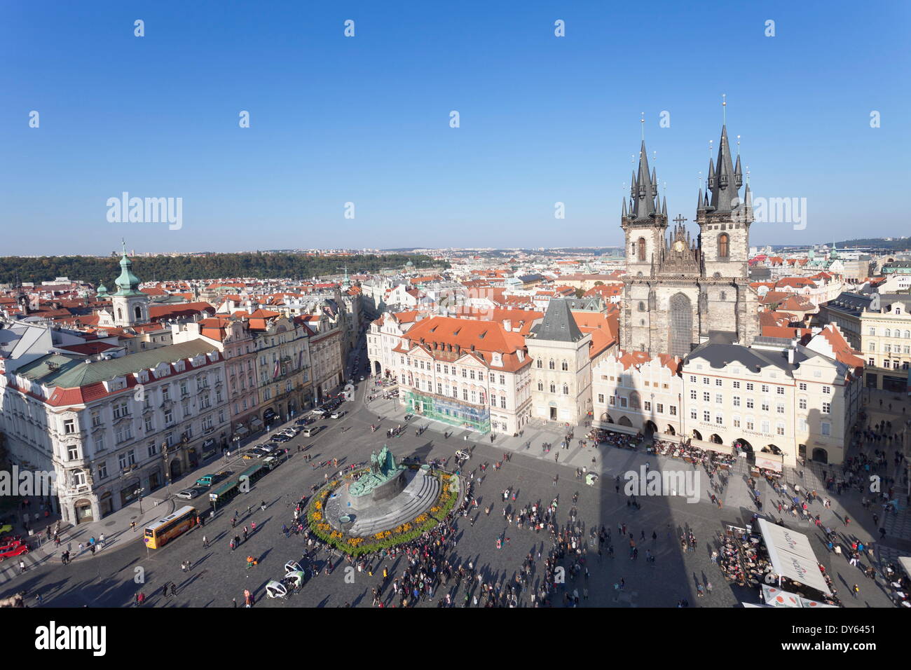 Vue sur la place de la vieille ville avec la cathédrale de Tyn, Jan Hus Monument et ses cafés de rue, Prague, la Bohême, République Tchèque Banque D'Images