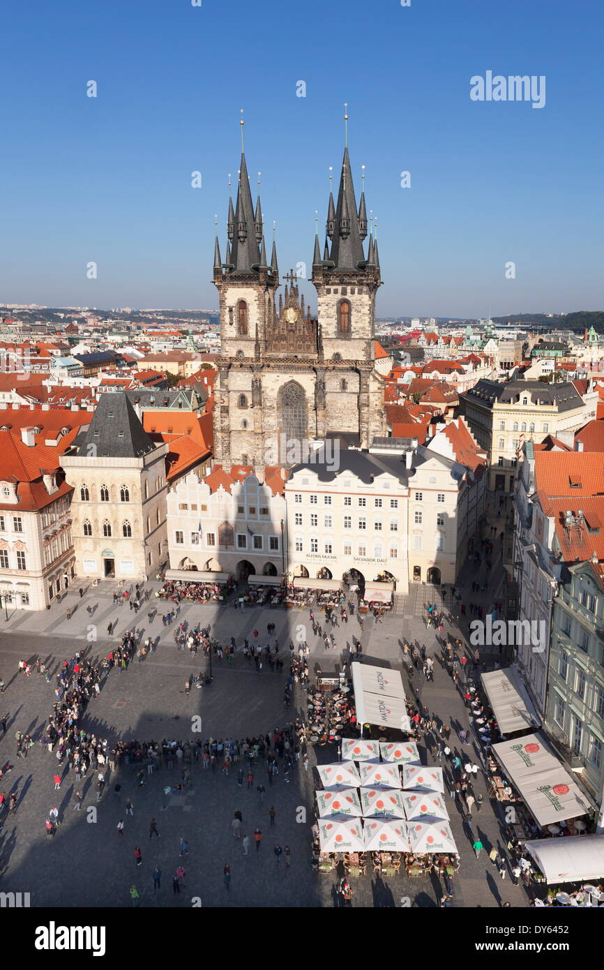 Vue sur la place de la vieille ville (Staromestske namesti) avec la cathédrale de Tyn et ses cafés de rue, Prague, la Bohême, République Tchèque Banque D'Images