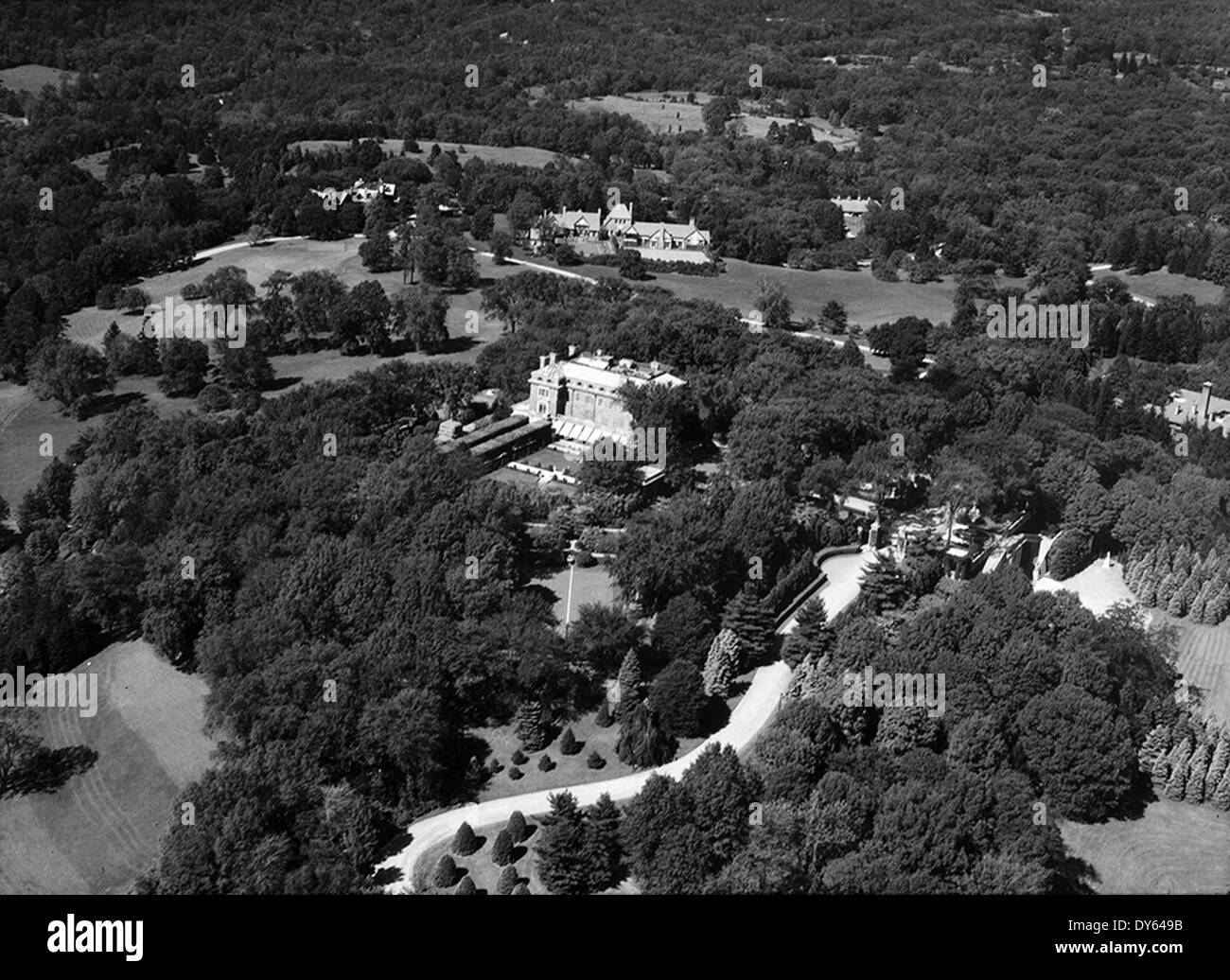 Vue aérienne du domaine Kykuit de la famille Rockefeller à Pocantico Hills, NY, mettant en valeur ses vastes terrains, ses jardins et sa conception architecturale. Le domaine est situé dans la pittoresque vallée de la rivière Hudson. Banque D'Images