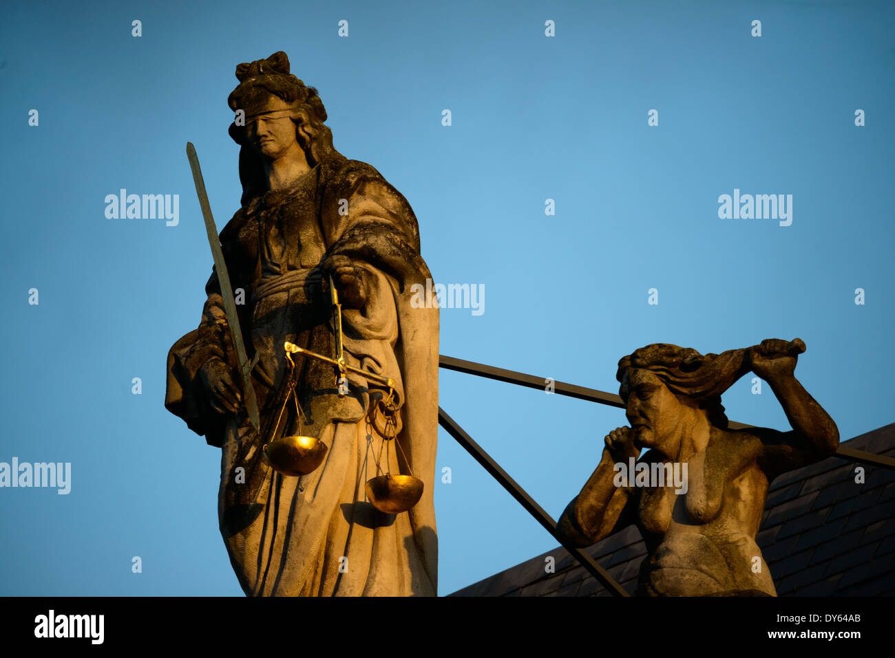 BRUGES, Belgique - la lumière du matin prend une statue de la Justice au sommet de la Maison Provost (Proosdij), un bâtiment baroque historique datant de 1666 sur la place Burg et se tenant en face de l'hôtel de ville gothique (Stadhuis). La maison de Provost a été utilisée comme résidence de l'évêque de Bruges et abrite maintenant les bureaux du gouvernement de la province de Flandre Occidentale. L'architecture médiévale et les canaux sereins façonnent le paysage urbain de Bruges, souvent appelé « la Venise du Nord ». Ville classée au patrimoine mondial de l'UNESCO, Bruges offre aux visiteurs un voyage dans le passé de l'Europe, avec son bu bien conservé Banque D'Images